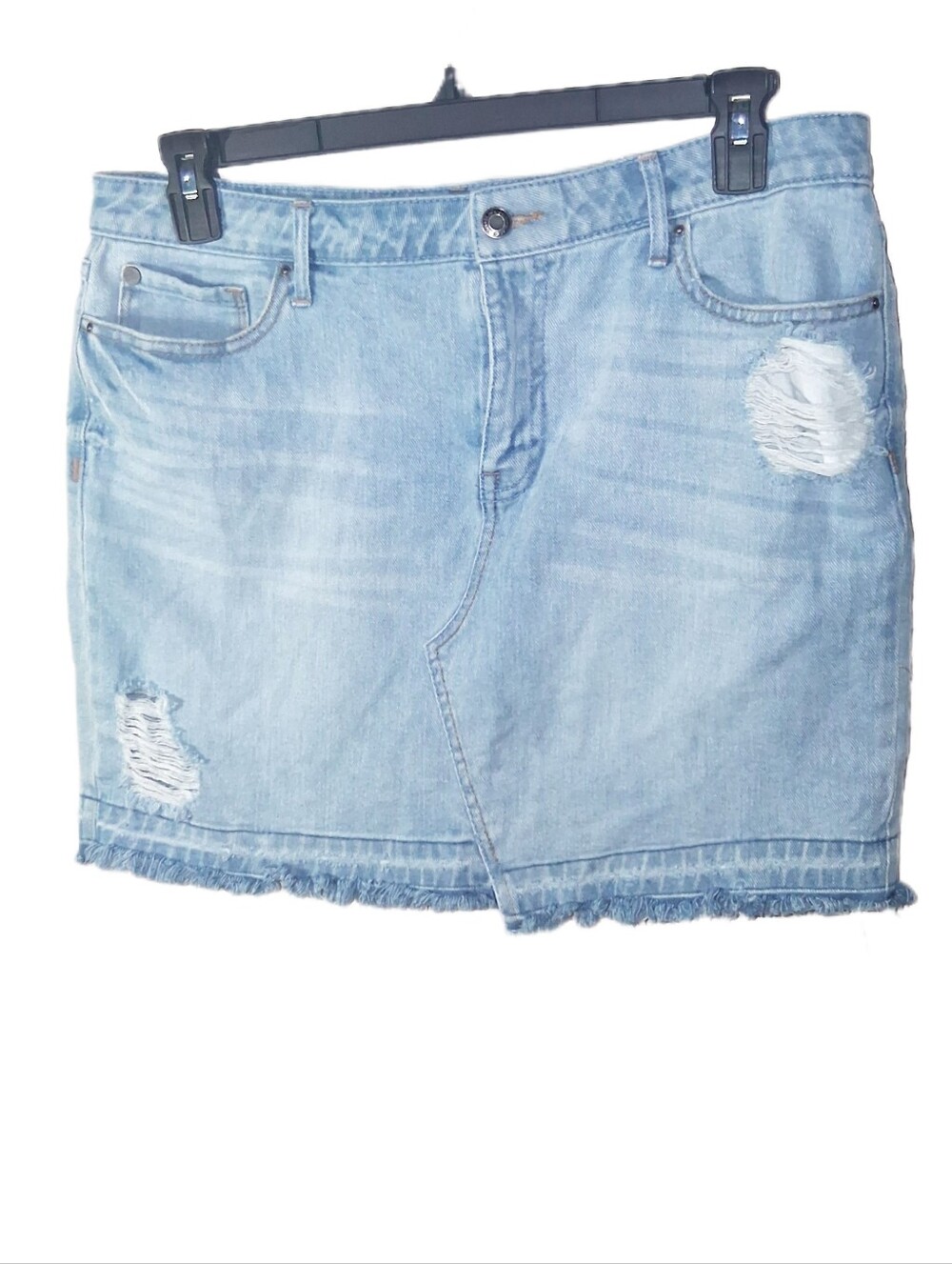 BLACK DAISY. LIGHT WASH DENIM DISTRESSED MINI SKIRT. SZ 13/31.